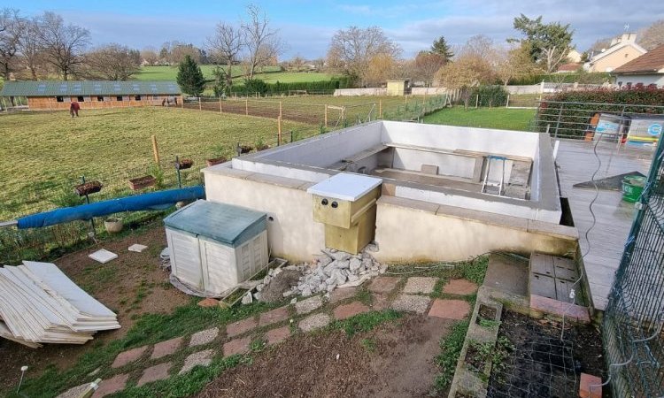 Réalisation d'une piscine sur mesure avec mur filtrant, PVC Armé, pompe à chaleur et volet roulant électrique à Vichy 