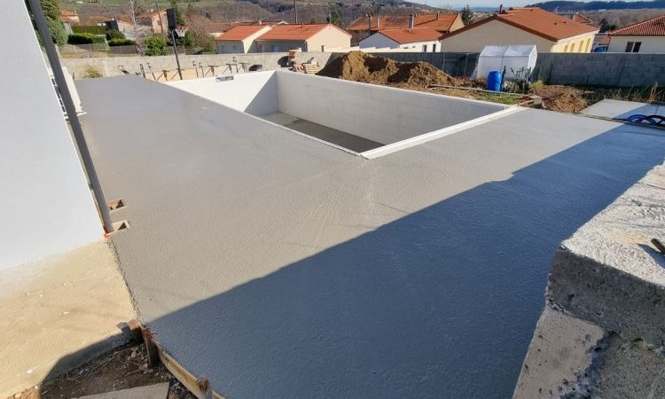  Piscine sur mesure de 9m x 4m à Brassac les mines. Aujourd'hui c'est coulage de la dalle béton en périphérie du bassin