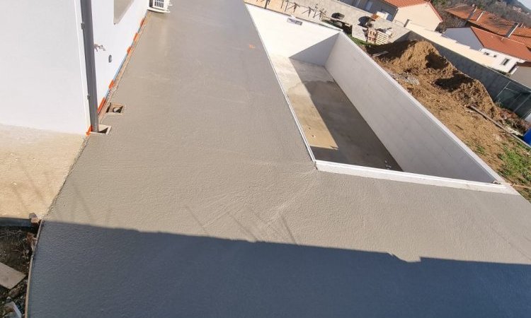  Piscine sur mesure de 9m x 4m à Brassac les mines. Aujourd'hui c'est coulage de la dalle béton en périphérie du bassin