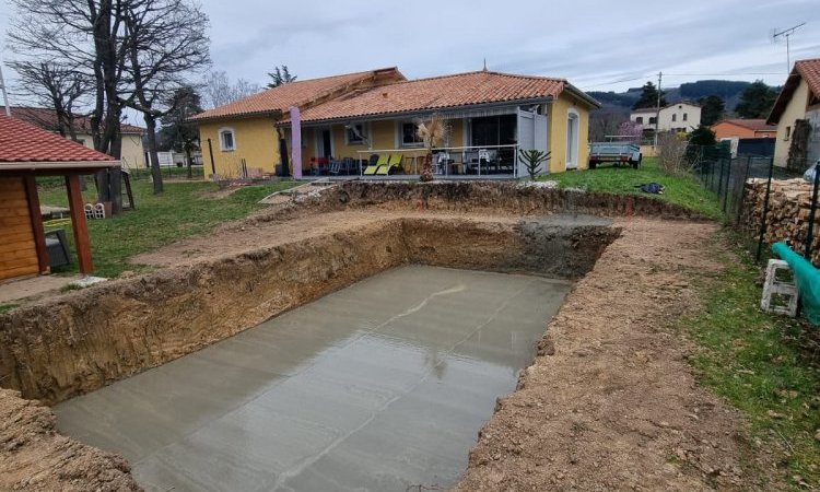 Construction d'une piscine sur mesure avec son dôme et aménagement des plages à Thiers (coulage de la dalle béton)