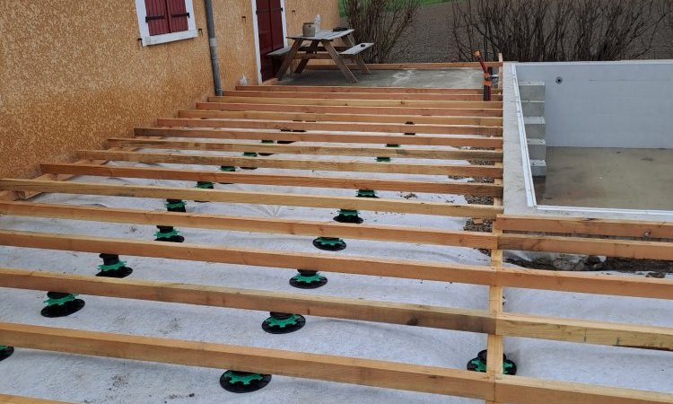 Réalisation d'une piscine sur mesure en bloc polystyrène avec aménagement d'une terrasse bois en mélèze Européen à Clermont. Montage structure de la terrasse