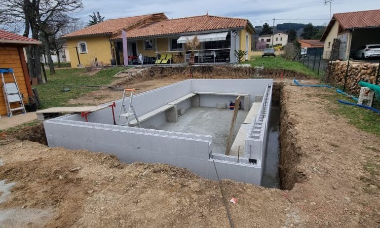 Construction d'une piscine sur mesure avec son dôme et aménagement des plages à Thiers (montage structure du bassin en cours)