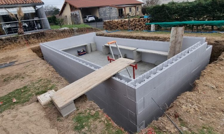 Construction d'une piscine sur mesure avec son dôme et aménagement des plages à Thiers (montage structure du bassin en cours)