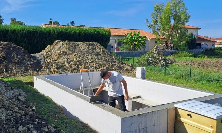 Nouveau projet de piscine sur mesure avec mur filtrant et aménagement des extérieurs en bois mélèze Européen