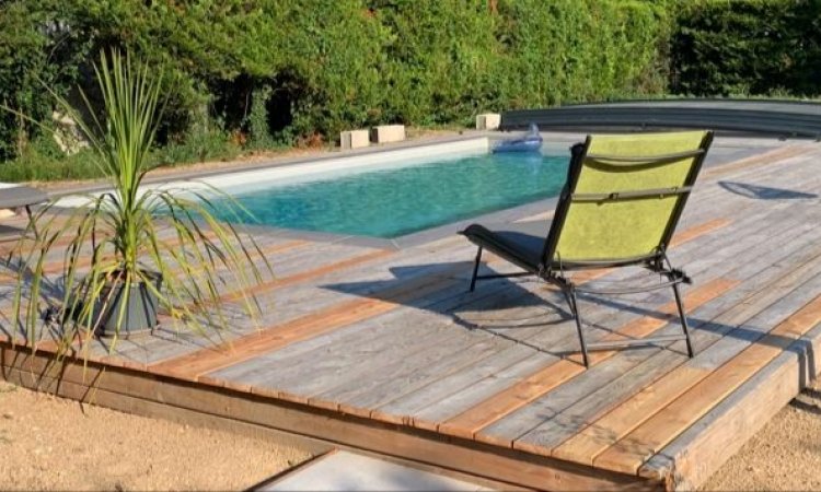 Réalisation d'une piscine sur mesure avec son dôme, pose d'un PVC Armée et réalisation d'une terrasse bois à Thiers