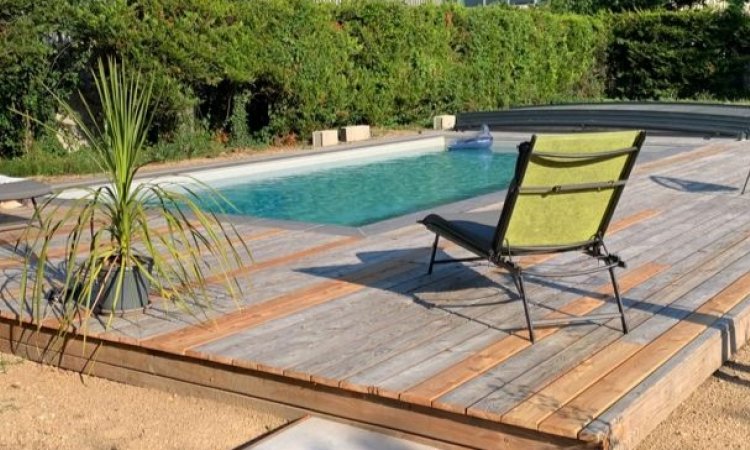 Réalisation d'une piscine sur mesure avec son dôme, pose d'un PVC Armée et réalisation d'une terrasse bois à Thiers