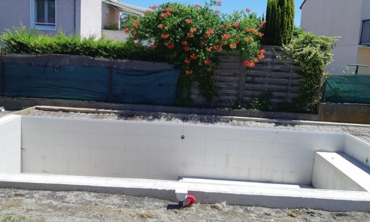 Différentes étapes de la construction d'une piscine sur mesure 7 x 3.5m à Lempdes