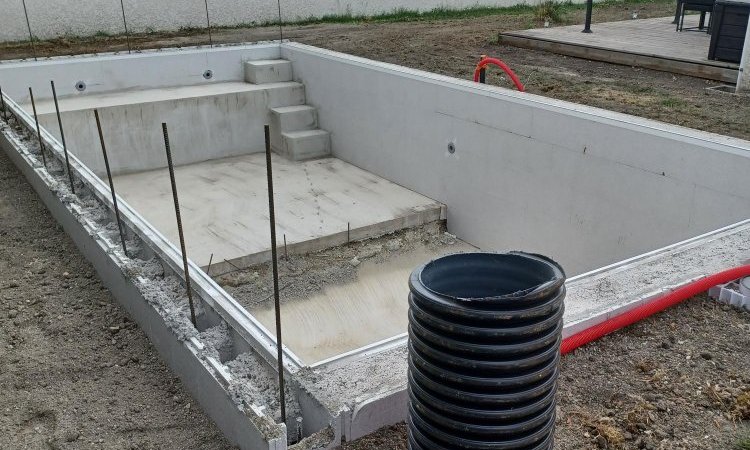 Différentes étapes de la construction d'une piscine sur mesure 7 x 3.5m à Lempdes