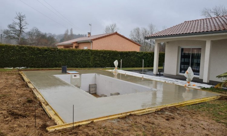 Evolution de la constuction d'une piscine sur mesure 6 x 3 avec mur flitrant, pose de dôme et aménagement extérieur à Noirétable 
