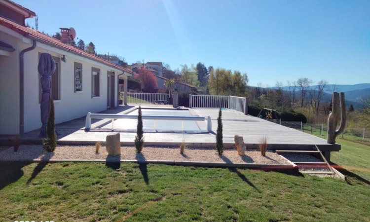 Piscine sur mesure  10 x 3.5m avec volet roulant hors sol et aménagement des plages en terrasse bois à Thiers