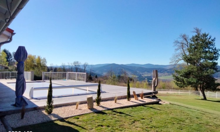 Piscine sur mesure  10 x 3.5m avec volet roulant hors sol et aménagement des plages en terrasse bois à Thiers