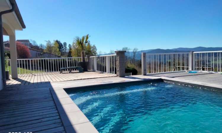 Piscine sur mesure  10 x 3.5m avec volet roulant hors sol et aménagement des plages en terrasse bois à Thiers