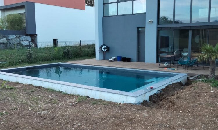 Maison d'architecte et évolution des travaux de sa piscine 8 x 4 avec aménagement des plages à Vichy 