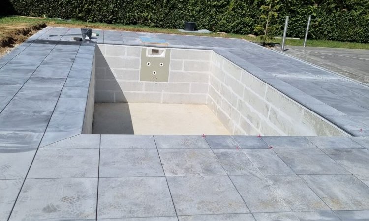 Evolution de la constuction d'une piscine sur mesure 6 x 3 avec mur flitrant, pose de dôme et aménagement extérieur à Noirétable 