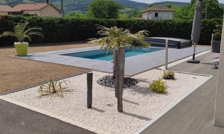 Evolution de la constuction d'une piscine sur mesure 6 x 3 avec mur flitrant, pose de dôme et aménagement extérieur à Noirétable 