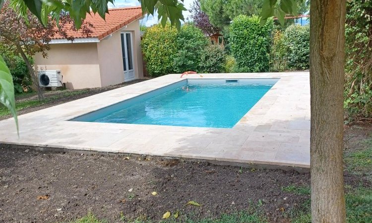 Construction d'une piscine sur mesure 6 x 3 à Clermont avec aménagement des plages en pierre de travertin et réalisation d'une terrasse bois en Mélèze Européen.