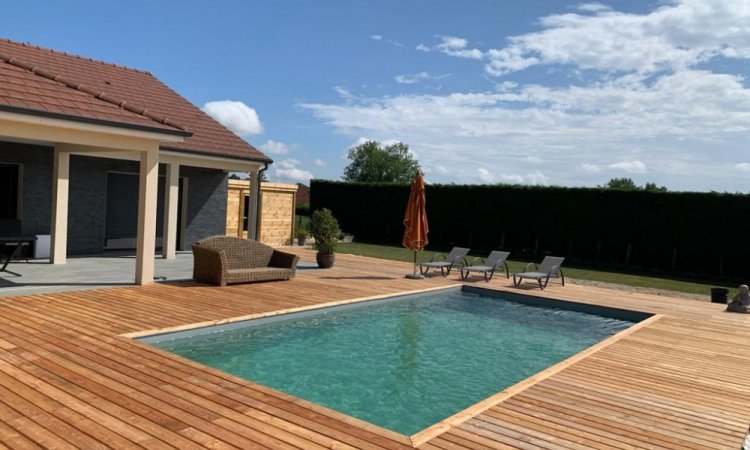 Réalisation d'une piscine 8 x 4 à Vichy avec terrasse bois