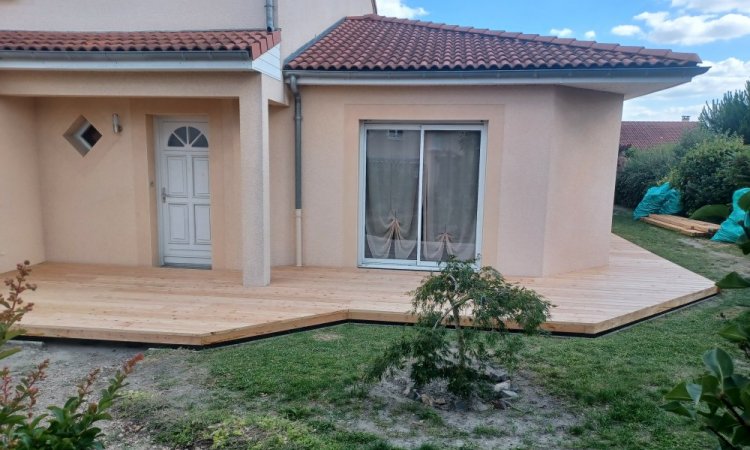 Construction d'une piscine sur mesure 6 x 3 à Clermont avec aménagement des plages en pierre de travertin et réalisation d'une terrasse bois en Mélèze Européen.