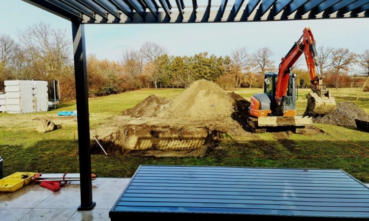 Piscine sur mesure 7 x 4 à St Beauzire près de Clermont Ferrand avec plage et pose de volet roulant