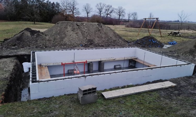 Piscine sur mesure 7 x 4 à St Beauzire près de Clermont Ferrand avec plage et pose de volet roulant