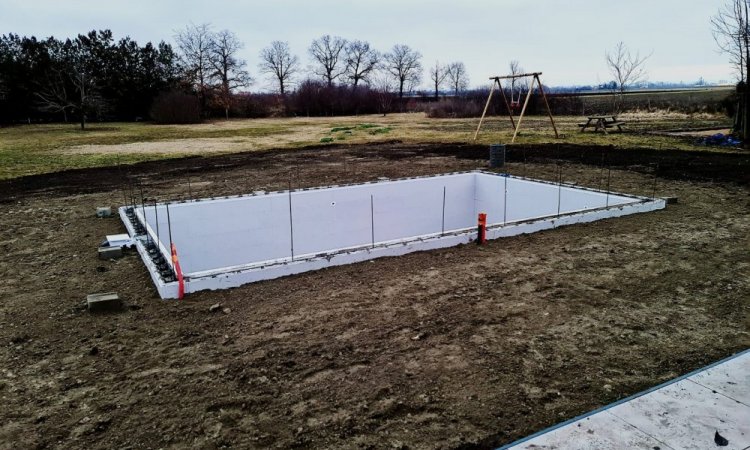 Piscine sur mesure 7 x 4 à St Beauzire près de Clermont Ferrand avec plage et pose de volet roulant