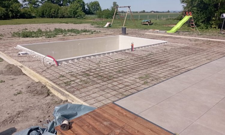 Piscine sur mesure 7 x 4 à St Beauzire près de Clermont Ferrand avec plage et pose de volet roulant