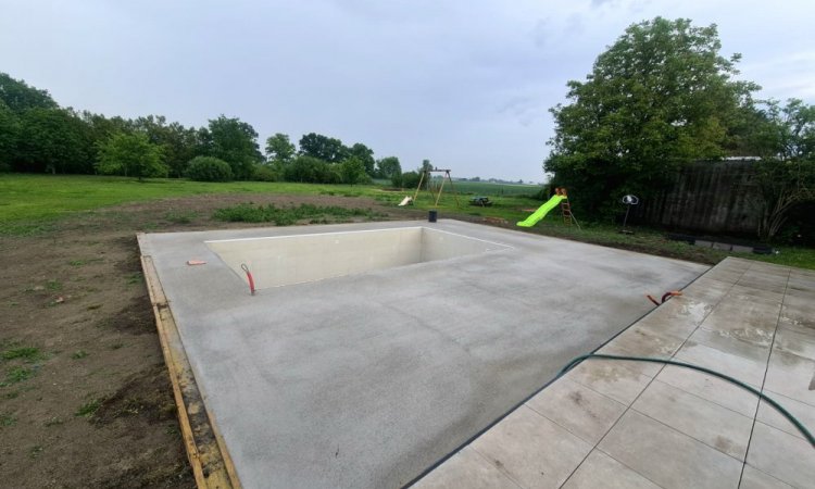 Piscine sur mesure 7 x 4 à St Beauzire près de Clermont Ferrand avec plage et pose de volet roulant