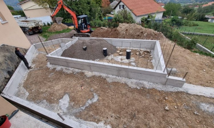 Construction d'une piscine 8 x 4 à Thiers avec création d'un plancher en poutrelles hourdis et aménagement des extérieurs