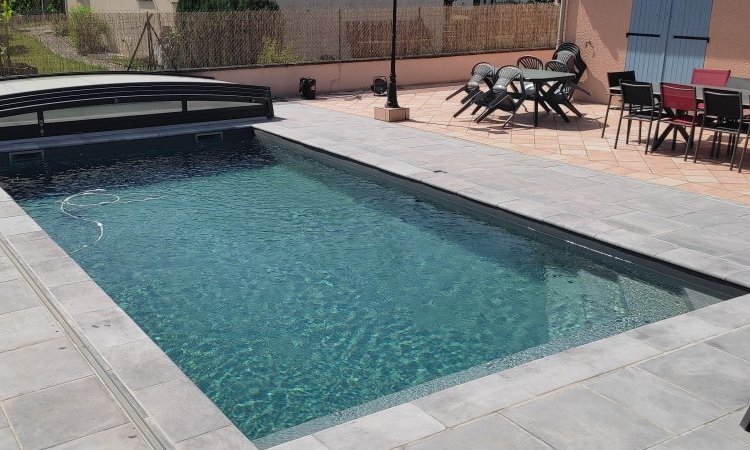 Création d'une piscine sur mesure  8 x 4 avec son dôme à Thiers