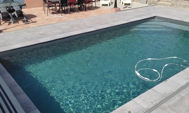 Création d'une piscine sur mesure  8 x 4 avec son dôme à Thiers