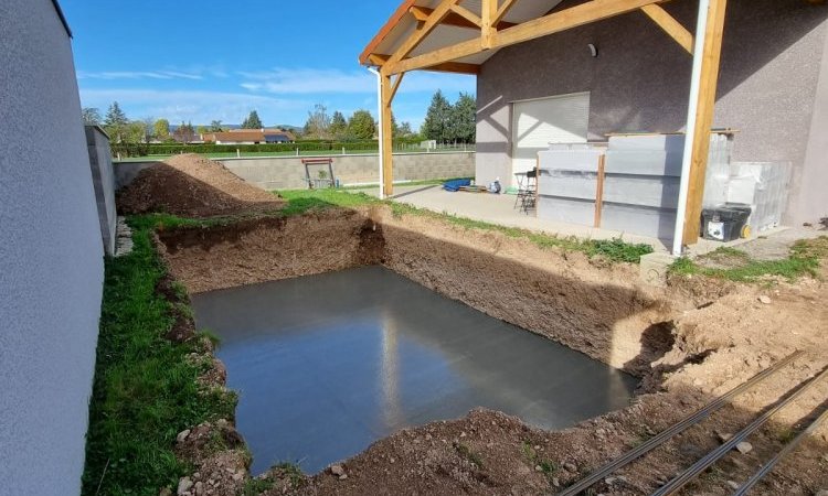 Coulage du fond de piscine avec un béton dosé à 350kg/m3