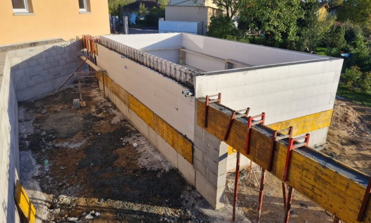 Construction d'une piscine 8 x 4 à Thiers avec création d'un plancher en poutrelles hourdis et aménagement des extérieurs