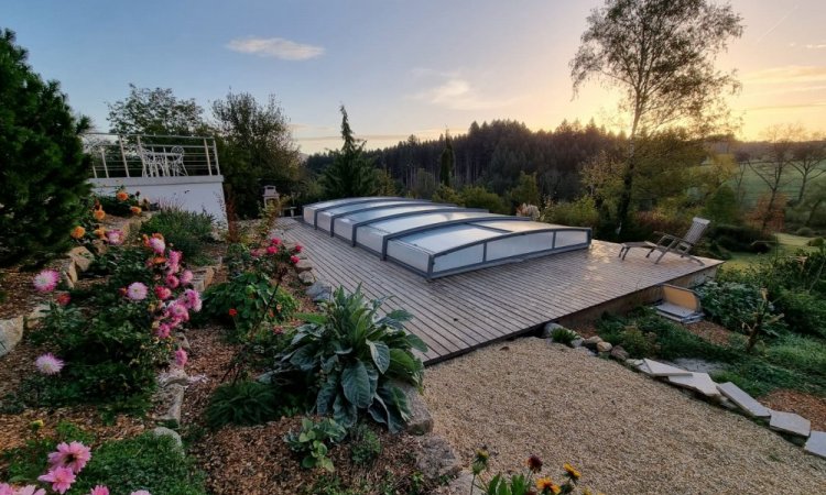 Réalisation d'une piscine 9 x 4 avec dôme et aménagement des plages en bois Mélèze Européen à Clermont
