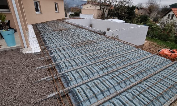 Construction d'une piscine 8 x 4 à Thiers avec création d'un plancher en poutrelles hourdis et aménagement des extérieurs