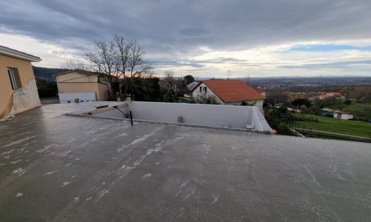 Construction d'une piscine 8 x 4 à Thiers avec création d'un plancher en poutrelles hourdis et aménagement des extérieurs