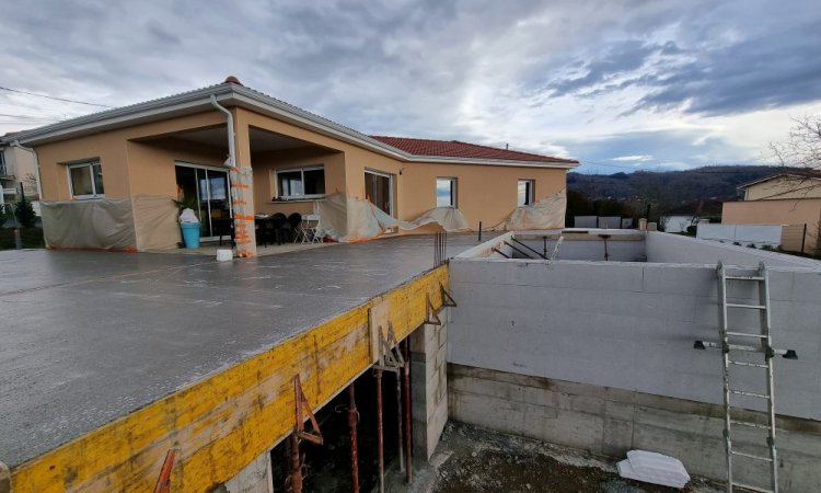 Construction d'une piscine 8 x 4 à Thiers avec création d'un plancher en poutrelles hourdis et aménagement des extérieurs