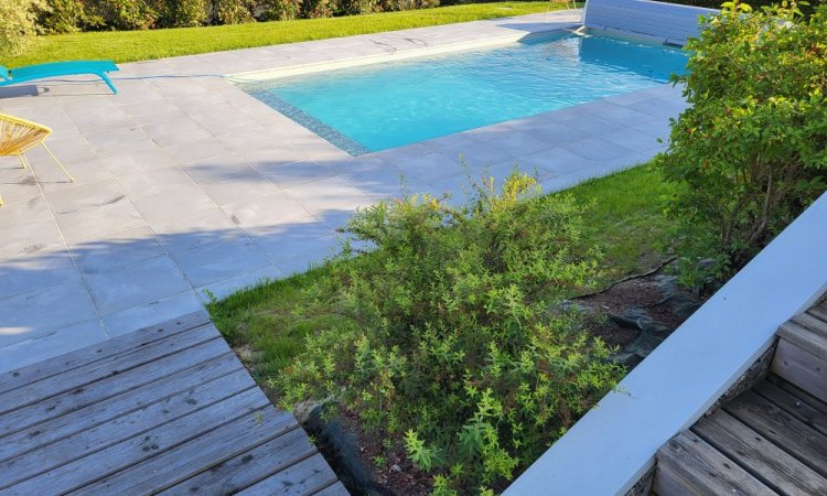 Construction d'une piscine sur mesure avec aménagement des plages en pierre reconstituée à Thiers