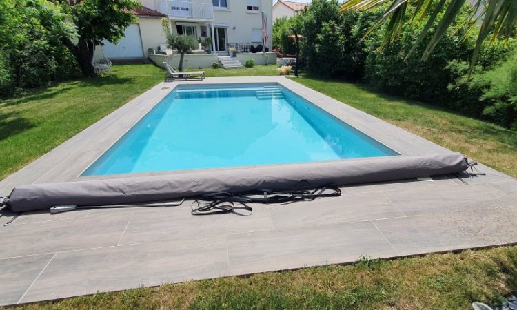 Réalisation d'une magnifique piscine sur mesure 8 x 4  avec plages en carrelage Gré Cérame à Clermont