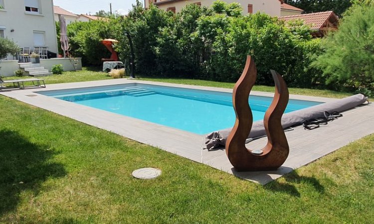 Réalisation d'une magnifique piscine sur mesure 8 x 4  avec plages en carrelage Gré Cérame à Clermont