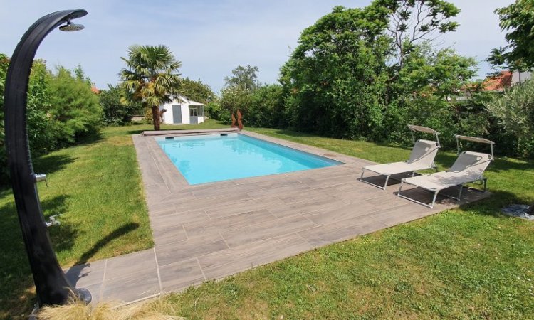 Réalisation d'une magnifique piscine sur mesure 8 x 4  avec plages en carrelage Gré Cérame à Clermont