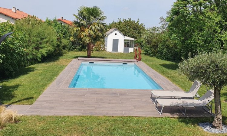 Réalisation d'une magnifique piscine sur mesure 8 x 4  avec plages en carrelage Gré Cérame à Clermont