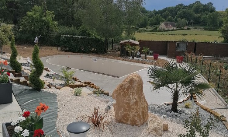 Aménagements extérieurs autour d'une piscine à Paray le Monial