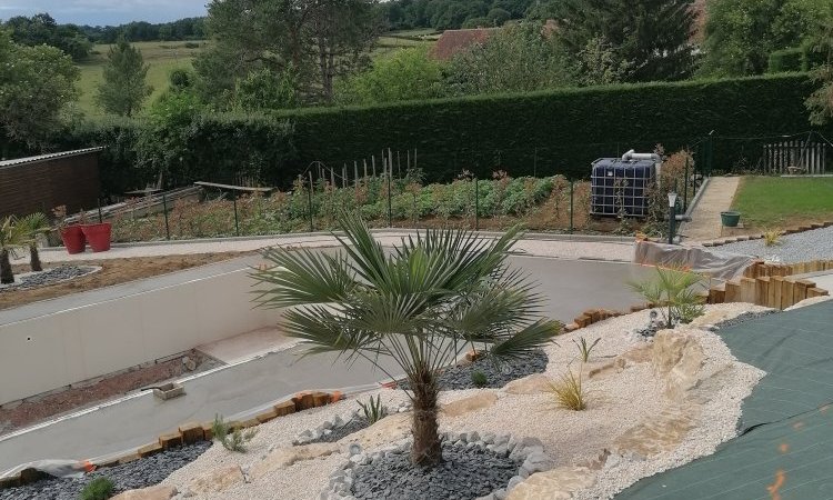 Aménagements extérieurs autour d'une piscine à Paray le Monial