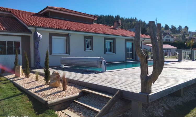 Piscine sur mesure  10 x 3.5m avec volet roulant hors sol et aménagement des plages en terrasse bois à Thiers