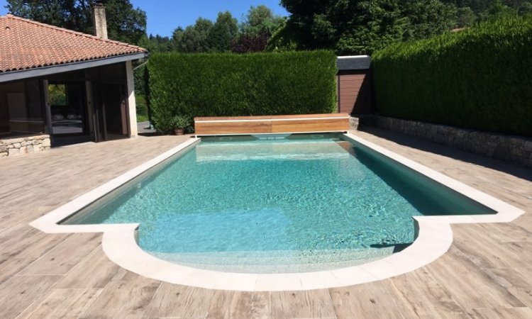 Rénovation d'une piscine 11m x 5m avec pose d'un PVC Armé 3D et aménagement des extérieurs en carrelage grès cérame à Thiers