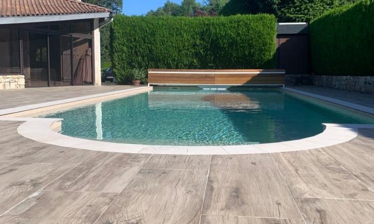 Rénovation d'une piscine 11m x 5m avec pose d'un PVC Armé 3D et aménagement des extérieurs en carrelage grès cérame à Thiers