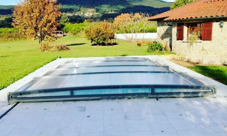 Piscine 8 x 4 avec son dôme face aux montagnes