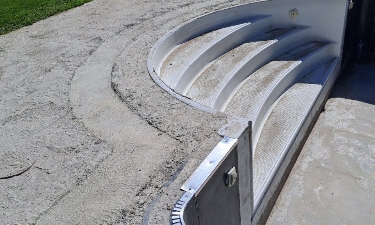 Rénovation d'une piscine 11m x 5m avec pose d'un PVC Armé 3D et aménagement des extérieurs en carrelage grès cérame à Thiers